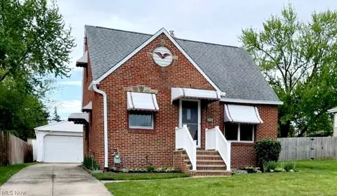 8001 Fernhill Ave, Parma, OH 44129