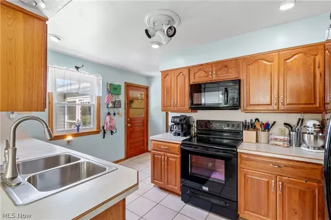 Kitchen - 1724 Spring Valley Ave NW, Canton, OH 44708 photo 2 of 4