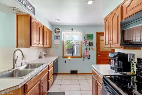 Kitchen - 1724 Spring Valley Ave NW, Canton, OH 44708 photo 1 of 4