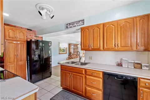 Kitchen - 1724 Spring Valley Ave NW, Canton, OH 44708 photo 3 of 4