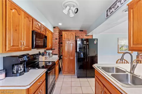 Kitchen - 1724 Spring Valley Ave NW, Canton, OH 44708 photo 4 of 4
