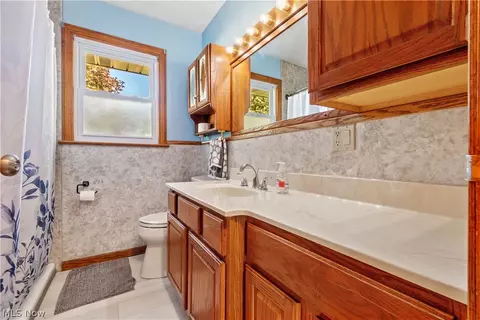 Bath - 1724 Spring Valley Ave NW, Canton, OH 44708 photo 1 of 2