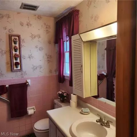 Bath - 4234 Aimee Ln, Willoughby, OH 44094 photo 3 of 5