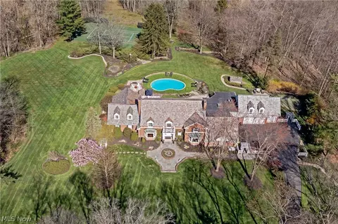 3215 Crabtree Ln, Hunting Valley, OH 44022