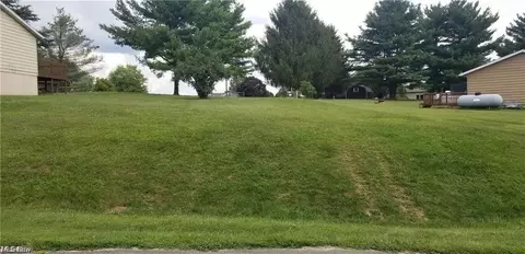 62252 Forestview Dr, Cambridge, OH 43725