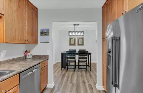 Kitchen - 23 Apache Trl, Malvern, OH 44644 photo 1 of 8