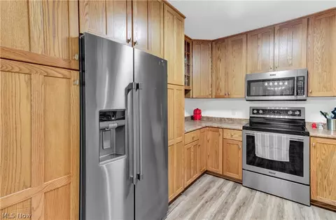 Kitchen - 23 Apache Trl, Malvern, OH 44644 photo 2 of 8