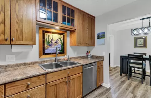 Kitchen - 23 Apache Trl, Malvern, OH 44644 photo 3 of 8