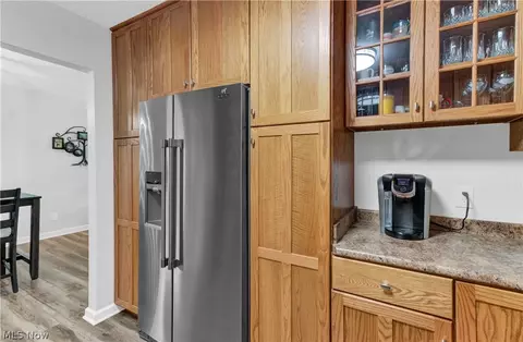 Kitchen - 23 Apache Trl, Malvern, OH 44644 photo 6 of 8