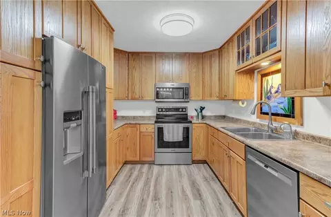 Kitchen - 23 Apache Trl, Malvern, OH 44644 photo 4 of 8