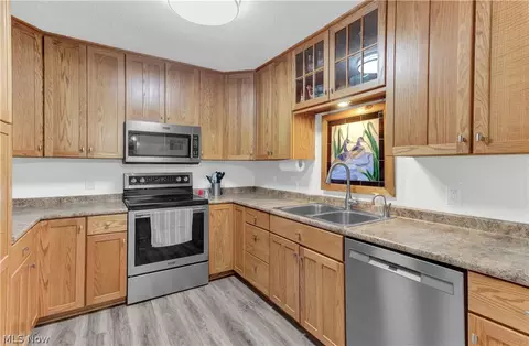 Kitchen - 23 Apache Trl, Malvern, OH 44644 photo 5 of 8
