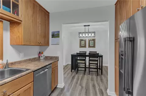 Kitchen - 23 Apache Trl, Malvern, OH 44644 photo 7 of 8