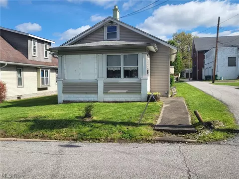 411 39th St, Vienna, WV 26105