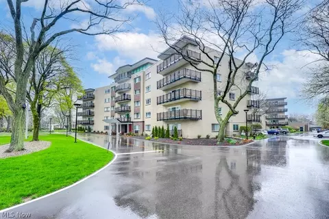 255 N Portage Path #212, Akron, OH 44303