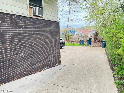 939 Nevin St, Akron, OH 44310 photo 2