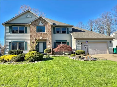 4165 Shelly Dr, Seven Hills, OH 44131