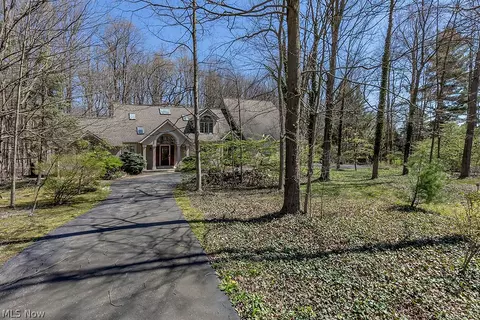 7930 Chagrin Rd, Chagrin Falls, OH 44023
