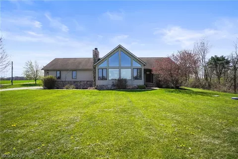 9042 Alberta Beach St NE, Louisville, OH 44641