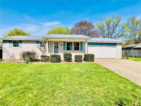 1077 S Hallmark NE, Bolivar, OH 44612