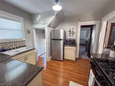 Kitchen - 63 Ridgeway St, Struthers, OH 44471 photo 3 of 4