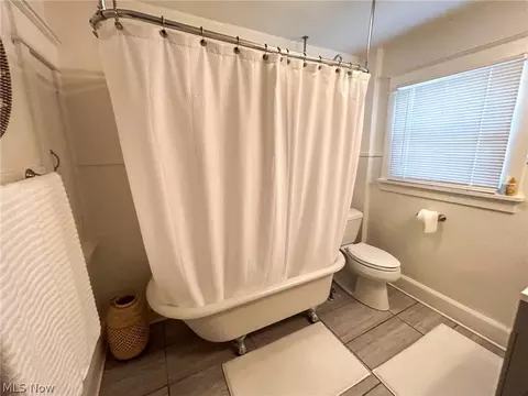 Bath - 63 Ridgeway St, Struthers, OH 44471 photo 1 of 3