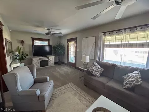 Living - 63 Ridgeway St, Struthers, OH 44471 photo 3 of 3