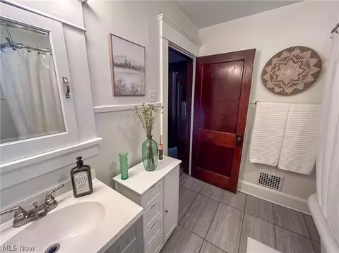 Bath - 63 Ridgeway St, Struthers, OH 44471 photo 2 of 3