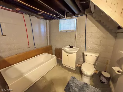 Bath - 63 Ridgeway St, Struthers, OH 44471 photo 3 of 3