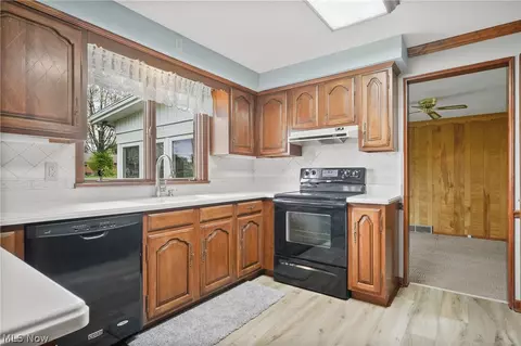 Kitchen - 3821 20th St NW, Canton, OH 44708 photo 2 of 4