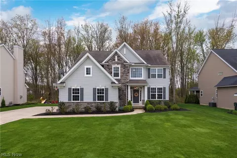 32713 Belmont Dr, Avon Lake, OH 44012