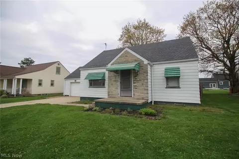 Exterior - 215 E Omar St, Struthers, OH 44471 photo 2 of 9