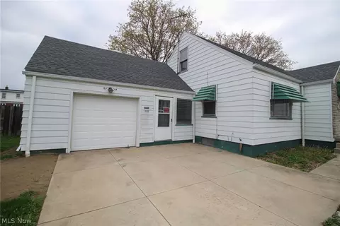 Exterior - 215 E Omar St, Struthers, OH 44471 photo 9 of 9