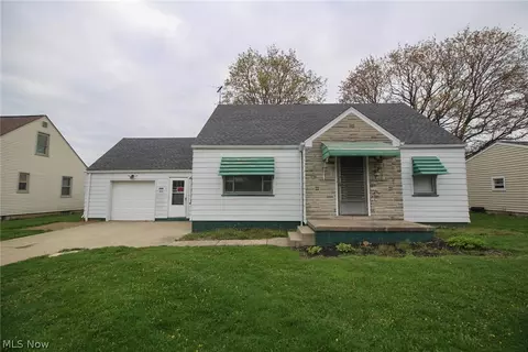 215 E Omar St, Struthers, OH 44471