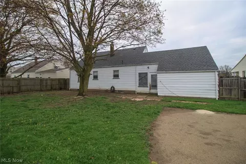 Exterior - 215 E Omar St, Struthers, OH 44471 photo 6 of 9