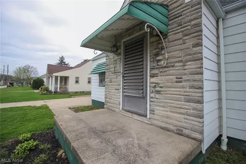 Exterior - 215 E Omar St, Struthers, OH 44471 photo 3 of 9