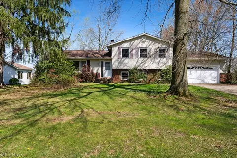 5883 Fernlane Dr, New Franklin, OH 44319