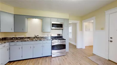 Kitchen - 145 Jesse Ave, Akron, OH 44310 photo 3 of 4
