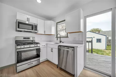 Kitchen - 1609 Mapledale Rd, Wickliffe, OH 44092 photo 3 of 4