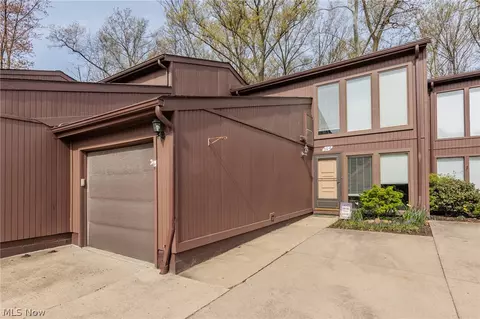 5560 Barton Rd #504, North Olmsted, OH 44070