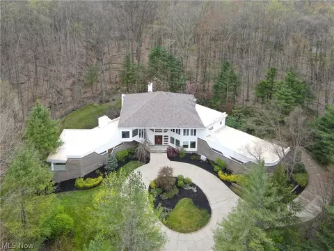 25 River Mountain Dr, Chagrin Falls, OH 44022