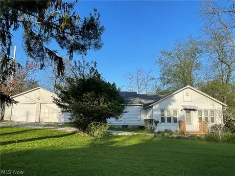 26935 N Shore Dr, Beloit, OH 44609