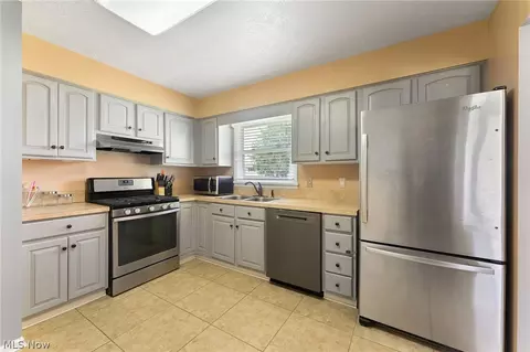 6900 Colleen Dr, Youngstown, OH 44512 photo 5