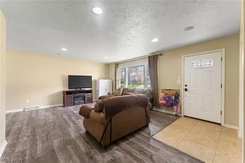 6900 Colleen Dr, Youngstown, OH 44512 photo 3