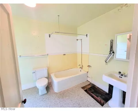 Bath - 79 Grove Dr, Ashtabula, OH 44004 photo 2 of 4
