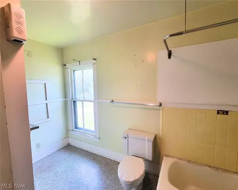 Bath - 79 Grove Dr, Ashtabula, OH 44004 photo 3 of 4