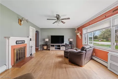 Living - 718 Gulf Rd, Elyria, OH 44035 photo 1 of 3