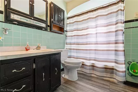 Bath - 718 Gulf Rd, Elyria, OH 44035 photo 2 of 2