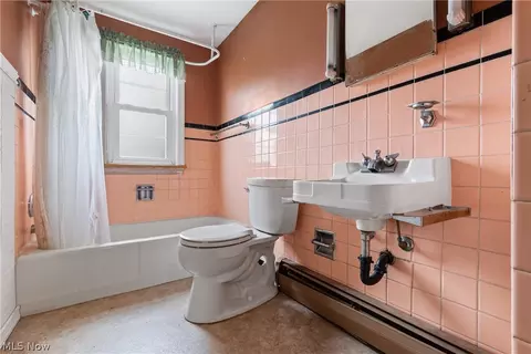 Bath - 718 Gulf Rd, Elyria, OH 44035 photo 1 of 2