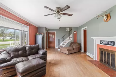 Living - 718 Gulf Rd, Elyria, OH 44035 photo 2 of 3