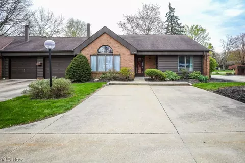 520 Greenbriar Dr, Ravenna, OH 44266